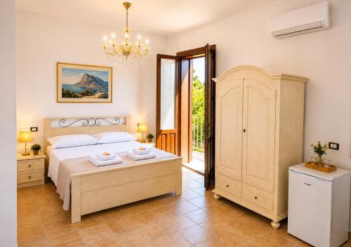 ein Schlafzimmer mit einem Bett und einem Kronleuchter in der Unterkunft Grimaldi B&B in San Vito lo Capo
