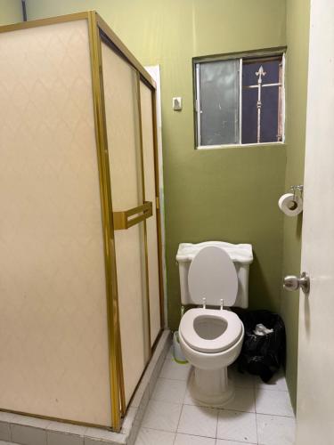 a bathroom with a toilet and a window at Excente alojamiento in Zaragoza