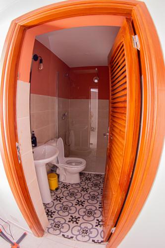 a bathroom with a toilet and a sink at Villa PalMarina in Praia
