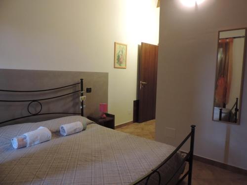 a bedroom with a bed with two towels on it at Il Gelso Rosso in Comunanza