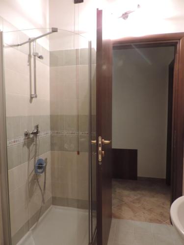 a shower with a glass door in a bathroom at Il Gelso Rosso in Comunanza