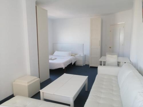 Habitación preciosa grande centro malaga justo enfrente del centro comercial VIALIA también del centro comercial LARIOS y la estación de tren María zambrano también cerca a la playa