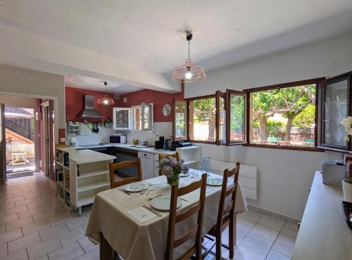 una cucina con tavolo e sedie e una sala da pranzo di Lavanda Calme et climatisé au cœur de Molitg les Bains a Moltig les Bains