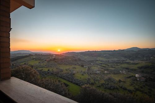 ein Sonnenuntergang aus einem Fenster eines Hauses gesehen in der Unterkunft Casa Stefano in Casperia