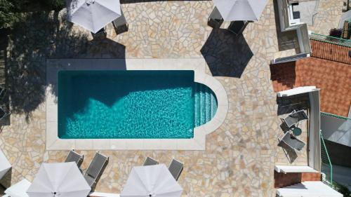 an overhead view of a swimming pool with umbrellas at B&B Casa Mijo in Daimalos