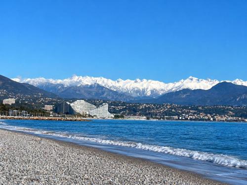 Entre Nice et Cannes, proche mer,gare de Biot et Garage