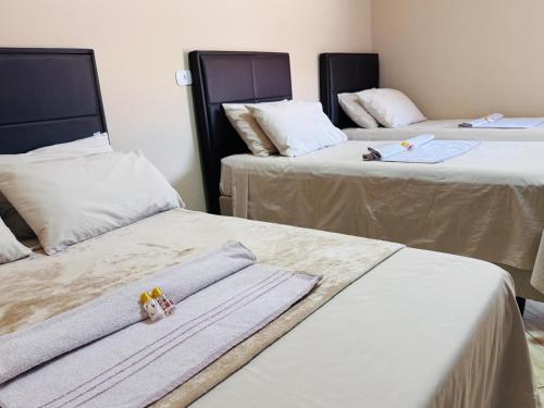two beds in a room with two beds sidx sidx sidx at WS Hotel in Campo Alegre
