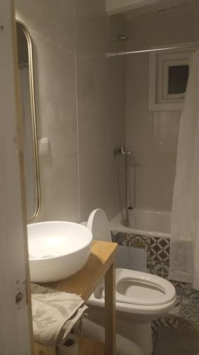 a bathroom with a sink and a toilet at Refugio en Tril tril in Bahía Mansa