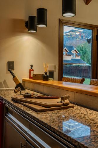 a kitchen counter with a knife on top of it at Apart Hotel Agua Escondida in San Martín de los Andes