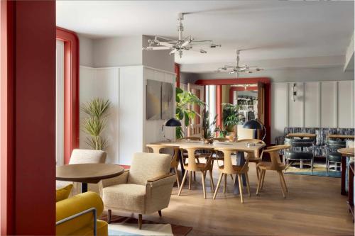 a dining room with a table and chairs at Schwan Locke in Munich