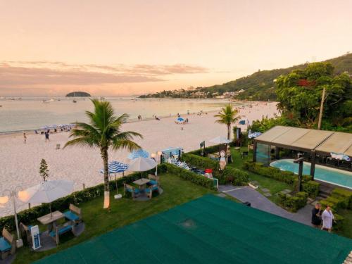 una vista dall'alto di una spiaggia con persone sulla sabbia di Hotel Sete Ilhas a Florianópolis
