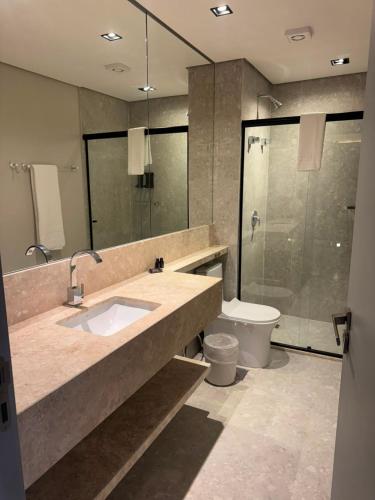 a bathroom with a sink and a shower and a toilet at Class Hotel Americana in Americana