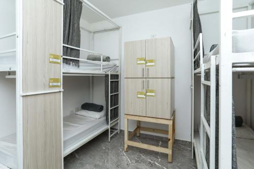 a dorm room with bunk beds and a desk at Casa Ecotrips Barra Funda - Hostel in São Paulo