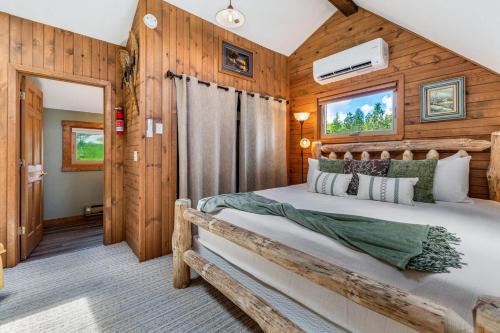 Llit o llits en una habitació de Elk Pointe Chalet