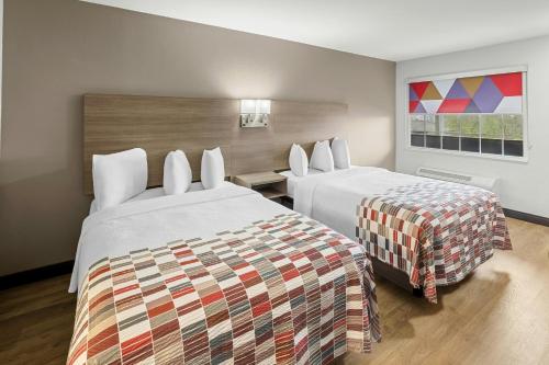 a hotel room with two beds in a room at Red Roof Inn & Suites Marysville in Marysville