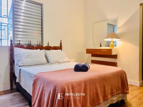 a bedroom with a bed with a large window at Casa Central Px Matriz c/ Churrasqueira, 2 Suítes in Poços de Caldas