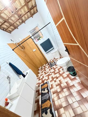 a bathroom with a toilet and a sink at Sítio Sombra da Figueira in Paty do Alferes