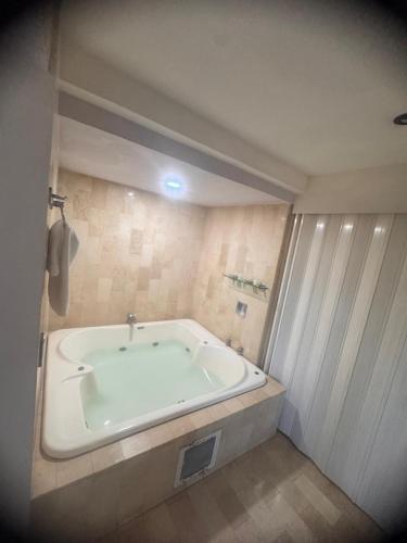 a large bath tub in a bathroom with at Hotel York in Guamúchil