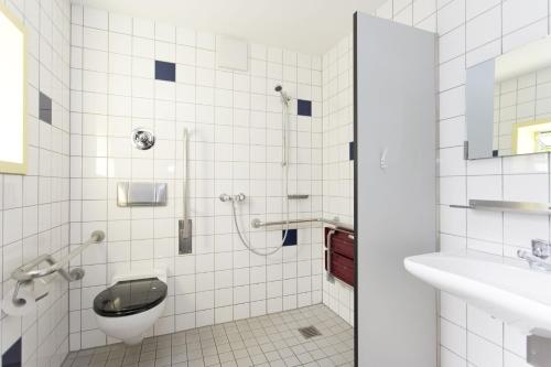 y baño con aseo y lavamanos. en Jugendherberge Aachen, en Aachen