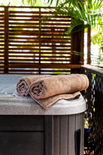a towel sitting on top of a trash can at Le Secret Tropical - Parenthèse jacuzzi in Sainte-Marie