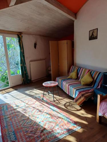 a living room with a couch and a table at Loft 5 personnes dans ferme provençale in Ongles