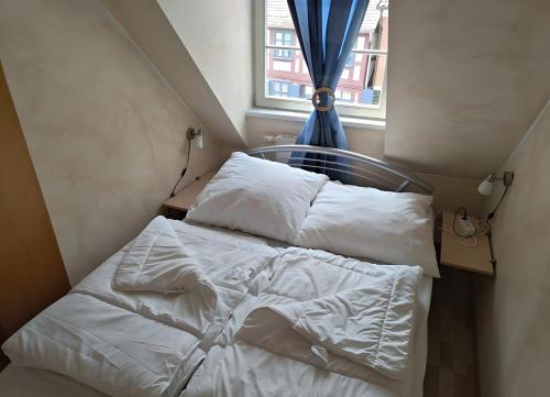 a bed in a small room with a window at Fewo Backboard in Röbel
