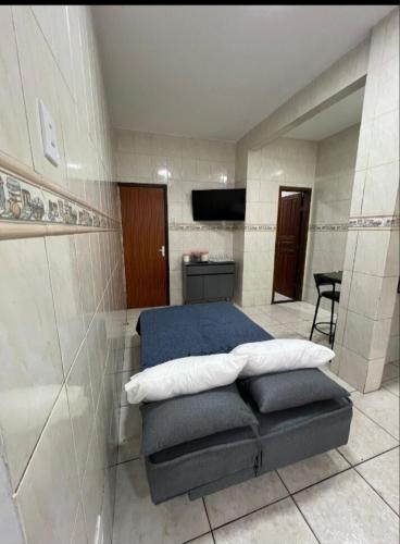a bedroom with a bed and a television in it at Executivo Central 102 in Ipatinga