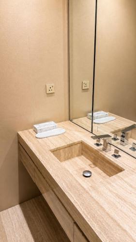 a bathroom with a sink and a mirror at برج داماك الرياض in Riyadh