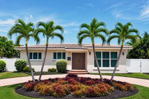 a house with palm trees in front of it at Premium Luxury 5BR Villa near Hollywood Beach in Hollywood