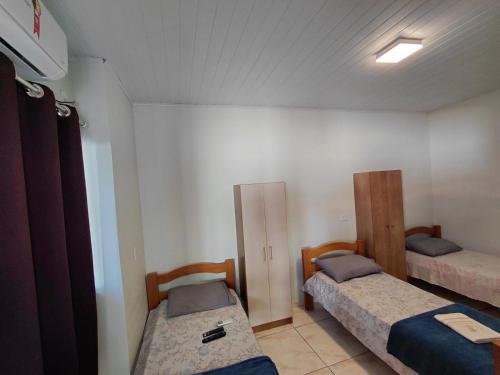 a room with two beds in a room at Kurten Hotelaria in Cândido de Abreu