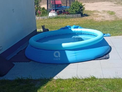 a blue tub sitting on the side of a house at Domek Agroturystyczny Doris in Stężyca