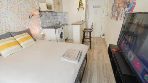 4 Stylish studio in Paris near République Metro