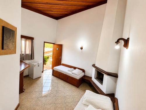 a room with a bedroom with a bed and a fireplace at Hotel Fazenda Morada Do Verde in Campo Limpo