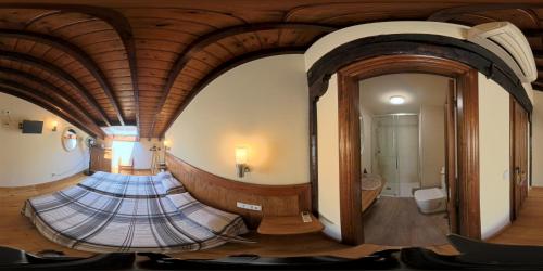 a large room with a wooden ceiling and a mirror at Hostería La Antigua in Potes