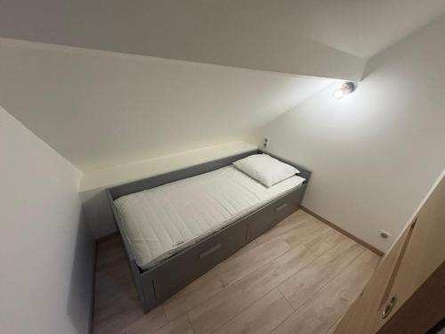 a small bedroom with a bed in a room at T2 Chez Mongery in Landreville