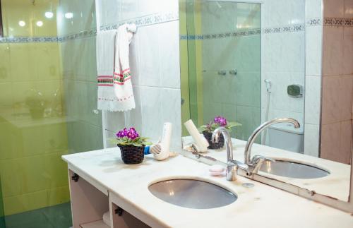a bathroom with a sink and a shower at Recanto D'Carvalho in Passa Quatro