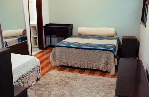 a room with two beds and a mirror at Recanto D'Carvalho in Passa Quatro