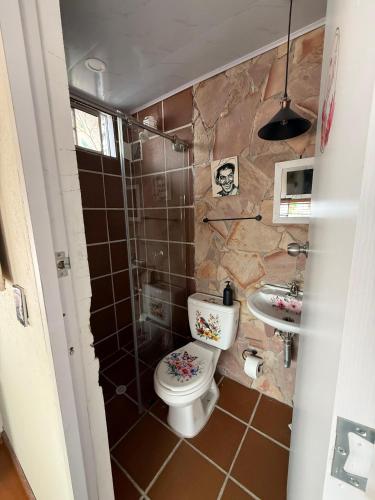 a bathroom with a toilet and a sink at Hospedaje El Encanto in Zipaquirá