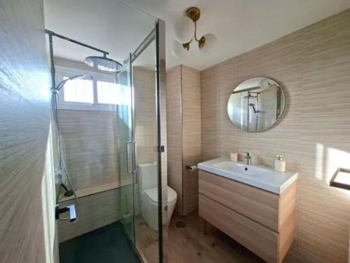 a bathroom with a sink and a shower and a toilet at Alma Andaluza Apart 1 in Mairena del Aljarafe