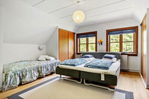 a bedroom with two beds and two windows at LF11977-Struer-Norskovvej-17 in Vemb