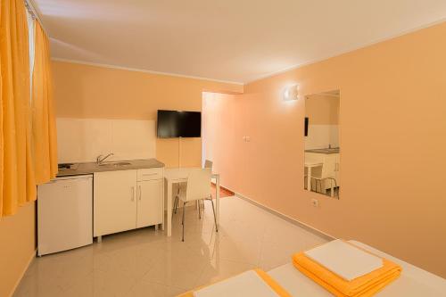 een kamer met een keuken en een eetkamer bij Apartments Mika in Budva