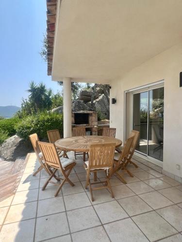 4-bedroom villa with pool and sea view