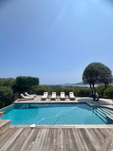 4-bedroom villa with pool and sea view