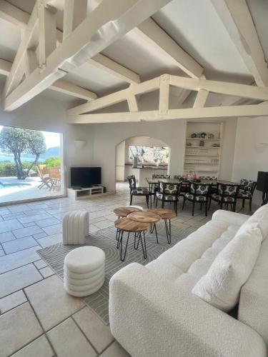 4-bedroom villa with pool and sea view