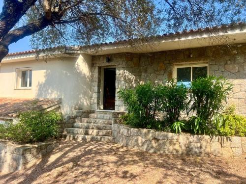 4-bedroom villa with pool and sea view