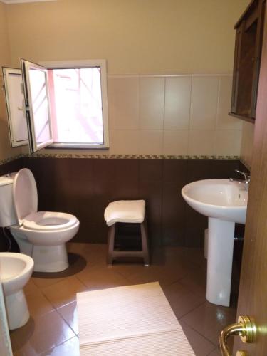 uma casa de banho com um WC e um lavatório em Billy house em Acireale