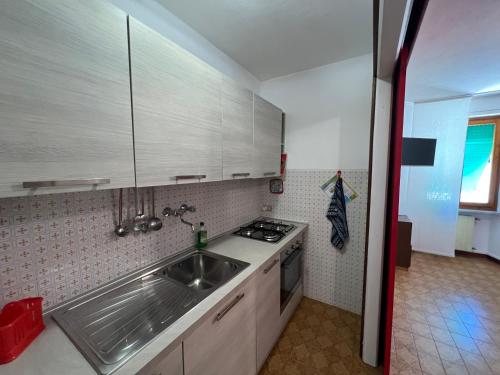 a kitchen with a sink and a stove at Appartamenti Via Roma 41 in Campo nell'Elba