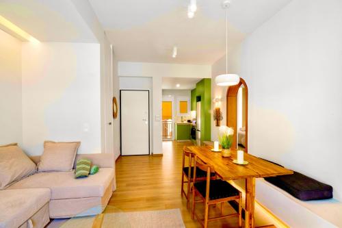 Spacious 65m 2BR Apartment near Marina Zeas