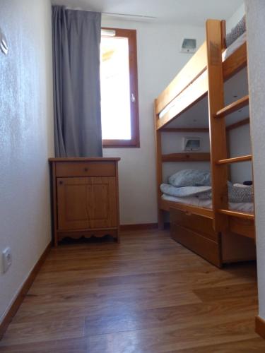 a bedroom with two bunk beds and a window at Montagne Les Orres in Les Orres