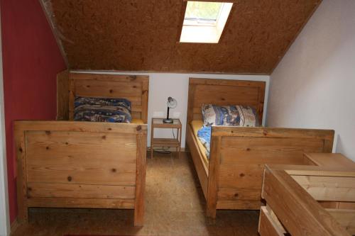 1 dormitorio con 2 literas y ventana en Ferienhaus Winter, en Blaibach